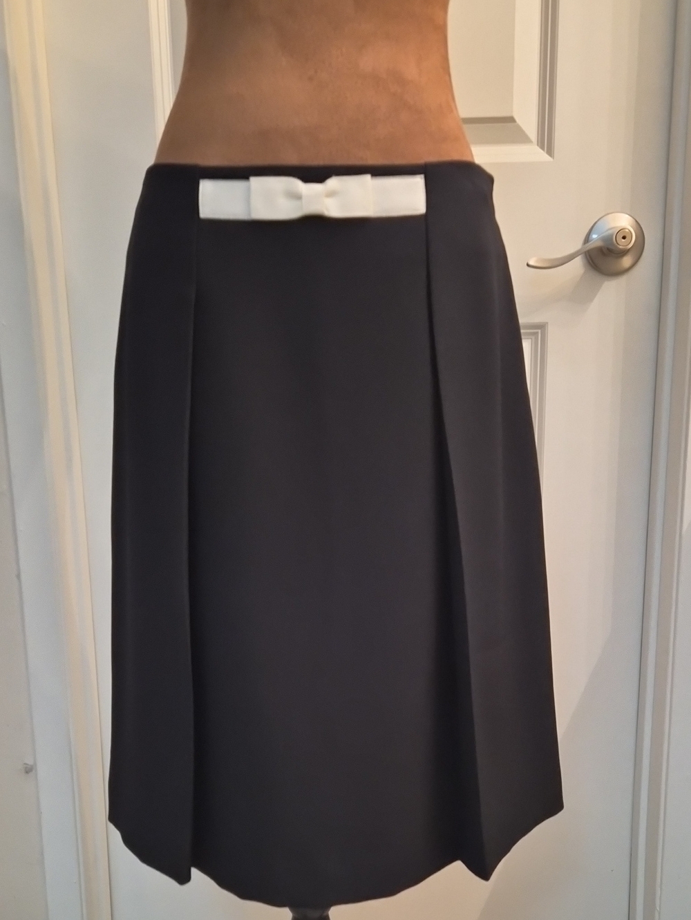 Tahari Blk Midi Skirt with White Bow Accent